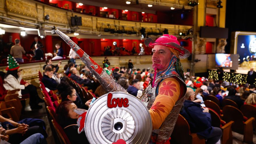Un asistentes disfrazado de Don Quijote, durante el tradicional Sorteo Extraordinario de Navidad que se celebra este domingo en el Teatro Real, en Madrid.