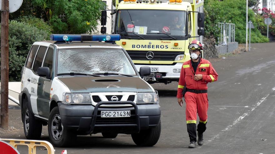 Un miembro de la Unidad Miliar de Emergencias (UME) recorre la zona desalojada del barrio de La Laguna, en Los Llanos de Aridane, en el cuarto día de erupción del volcán de La Palma.