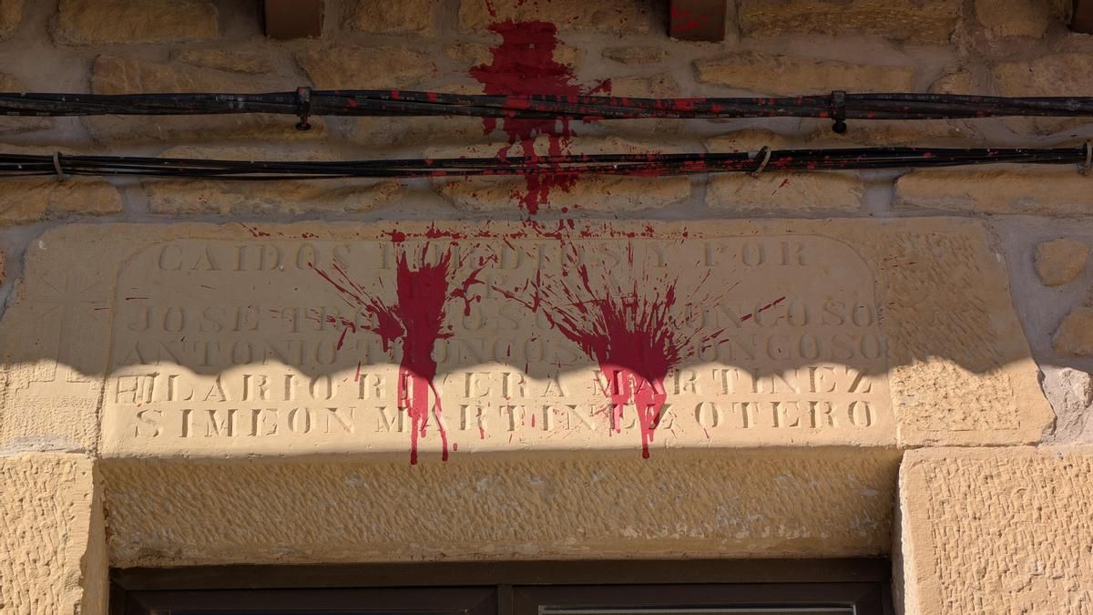 El Ayuntamiento de Baños de Ebro, del PP, cubrirá una inscripción franquista de un edificio municipal