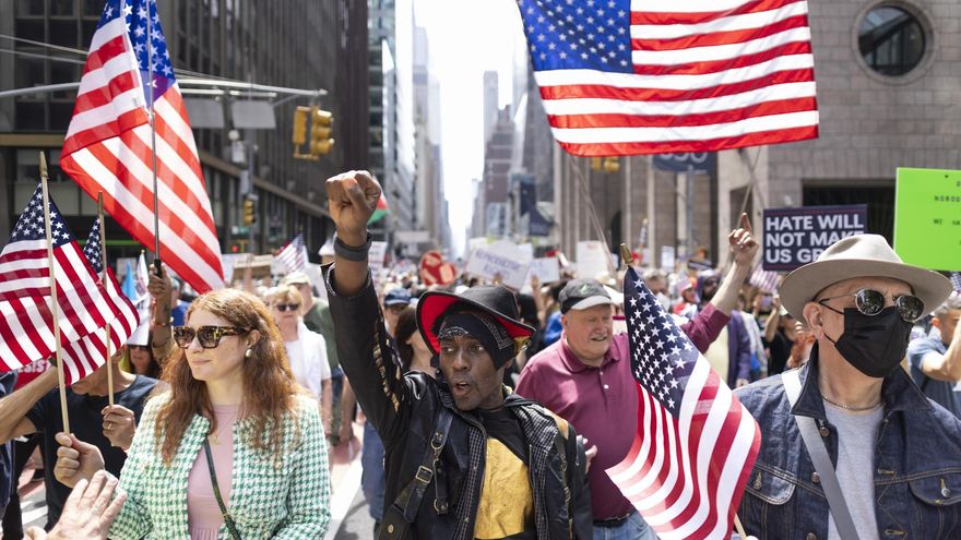 Miles de personas salen a las calles de varias ciudades en EEUU para protestar contra el "odio" y la "censura" de Trump