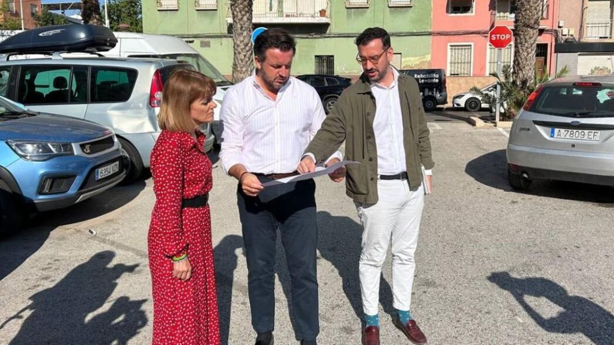 El alcalde de Elche, Pablo Ruz, junto a dos de sus concejales.