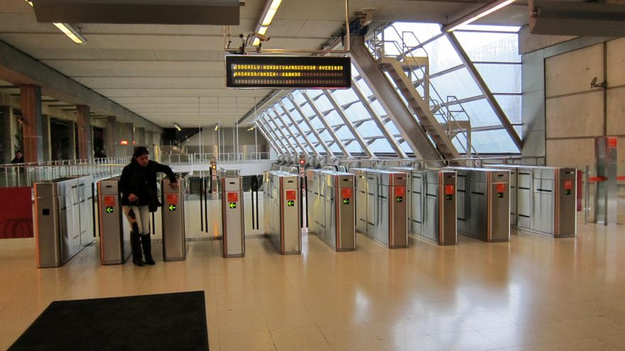 Los usuarios de dos líneas del metro de Bilbao se quedarán un mes sin descuento del 50% en el billete