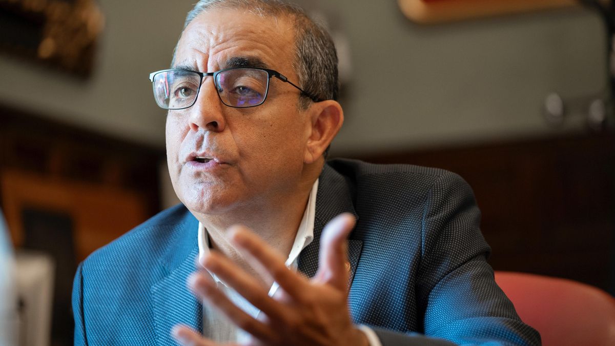 Archivo - El rector de la Universidad de Sevilla, Miguel Ángel Castro, en la sede del Rectorado, en Sevilla (Andalucía, España).