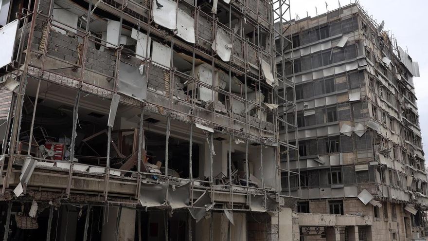 La fachada del destruido hospital Gandhi en Teherán, Irán, este lunes 2 de marzo de 2026