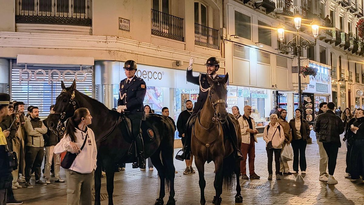 Policía local de gala y a caballo.