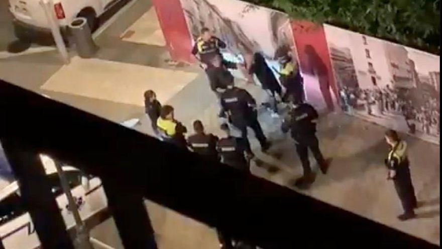 La Ertzaintza abre una investigación interna por el puñetazo en la cara de un agente a un hombre en Irún