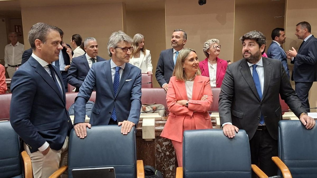 La consejera Conchita Ruiz, junto al presidente López Miras y los consejeros Marín y Ortuño, en la Asamblea Regional.