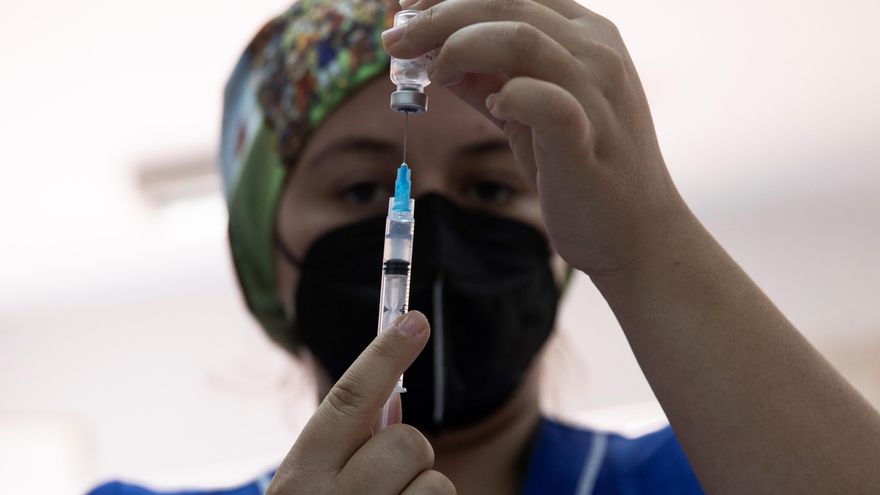 Una enfermera prepara una dosis de la vacuna del laboratorio chino Sinovac contra la covid-19. EFE/Alberto Valdés/Archivo