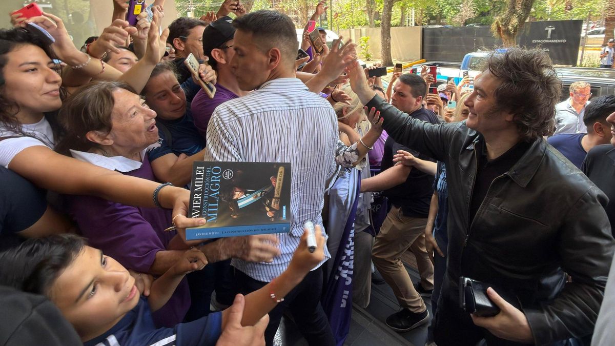 Javier Milei fue recibido por militantes en Corrientes.