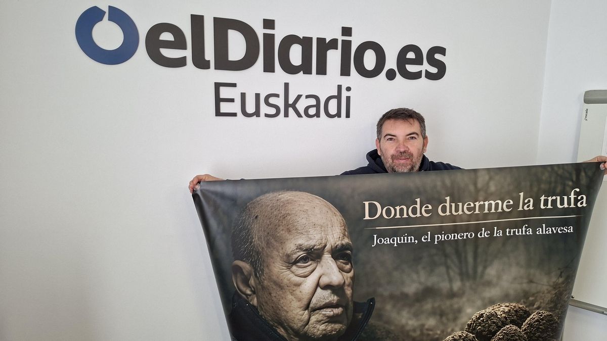 Arturo Martínez, guía de turismo e impulsor de la investigación, con el cartel que promociona el documental que homenajea a Joaquín Pueyo, pionero de la 'caza' de trufa silvestre en Álava