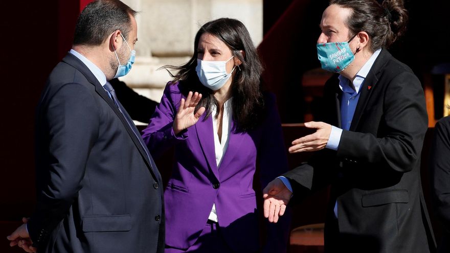 El vicepresidente del Gobierno, Pablo Iglesias, conversa con la ministra de Igualdad, Irene Montero, y el ministro de Transportes, José Luis Ábalos