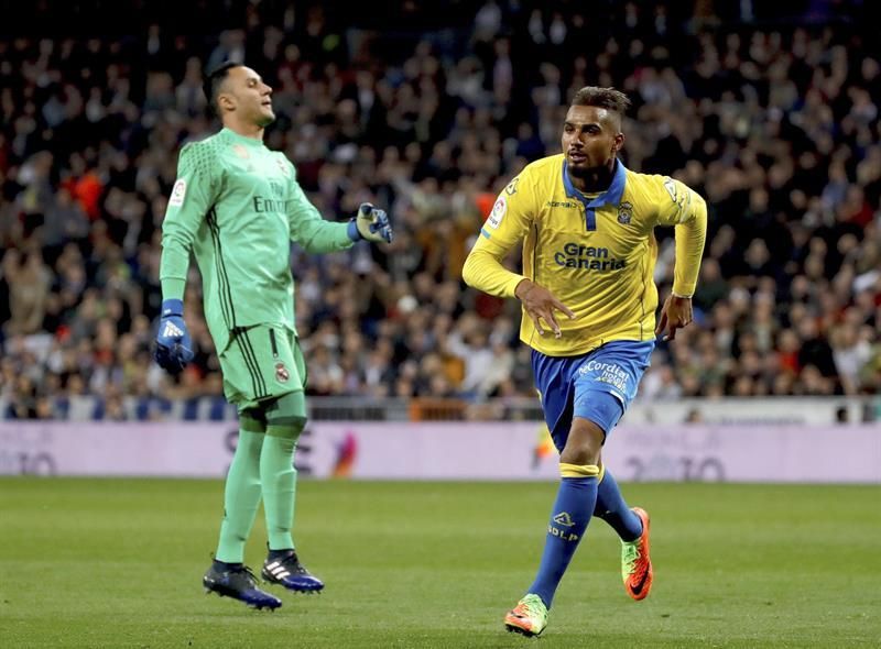 Boateng celebra su gol, el tercero de la UD Las Palmas. EFE/JuanJo Martín