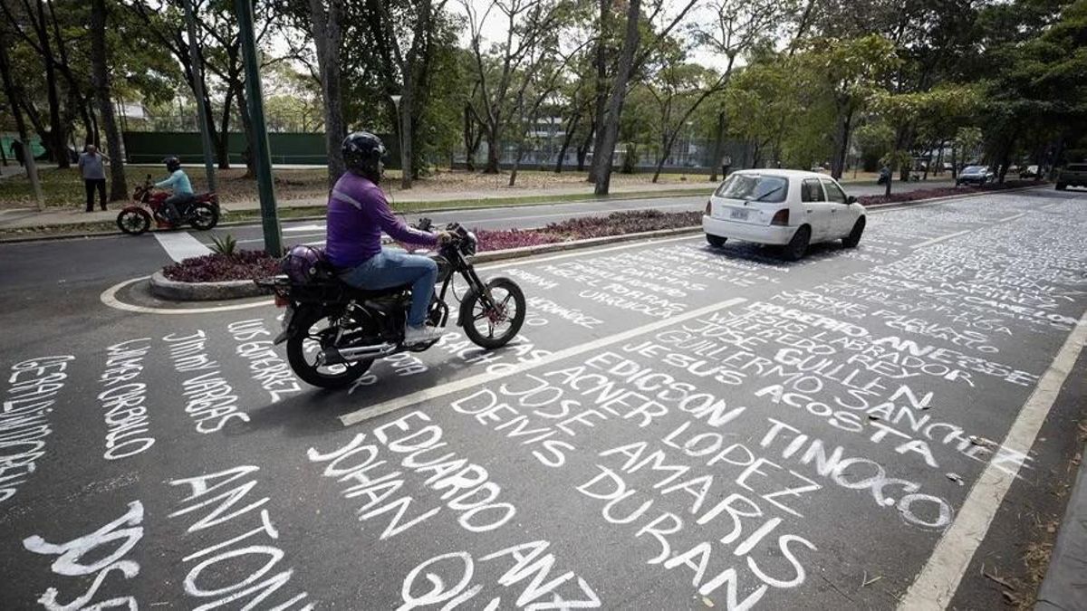Una calle de Venezuela con los nombres pintados de las víctimas de las protestas de 2014.