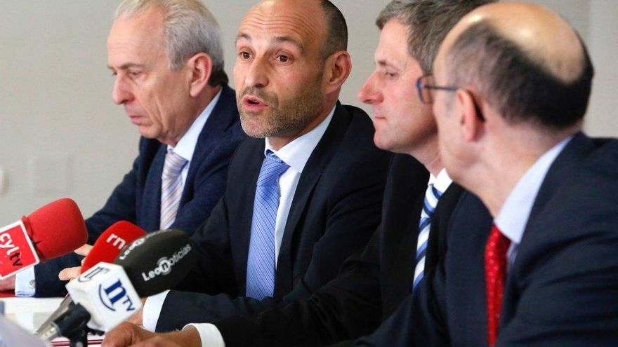 Carlos S. Campillo / ICAL Comparecencia sobre el acuerdo al que se ha llegado entre Lúpulos de León, SAT y Hopsteiner España, SA para la compraventa de lúpulo para los próximos cinco años. En la imagen, el director general de Hopsteiner España, José Antonio Magadán (2I) y el presidente de Lúpulos de León, Isidoro Alonso (2D)