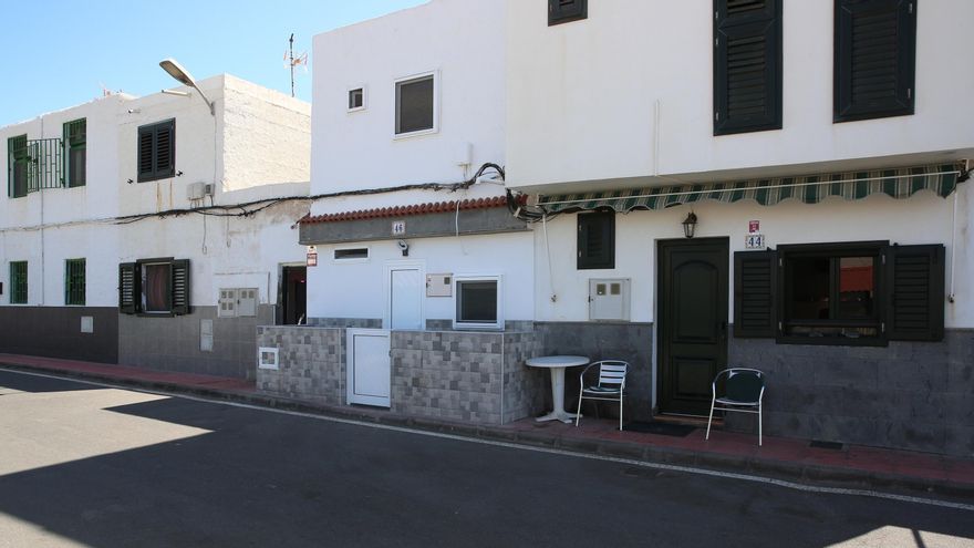Vivienda con su terraza sobre la acera en Ojos de Garza. (ALEJANDRO RAMOS)