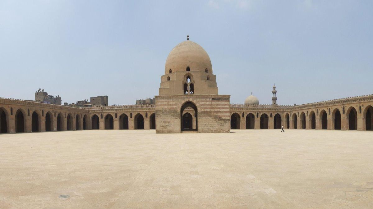 Patio de la Mezquita de Ibn Tulum de El Cairo. Se construyó en el siglo IX por el crecimiento exponencial de la población cairota.