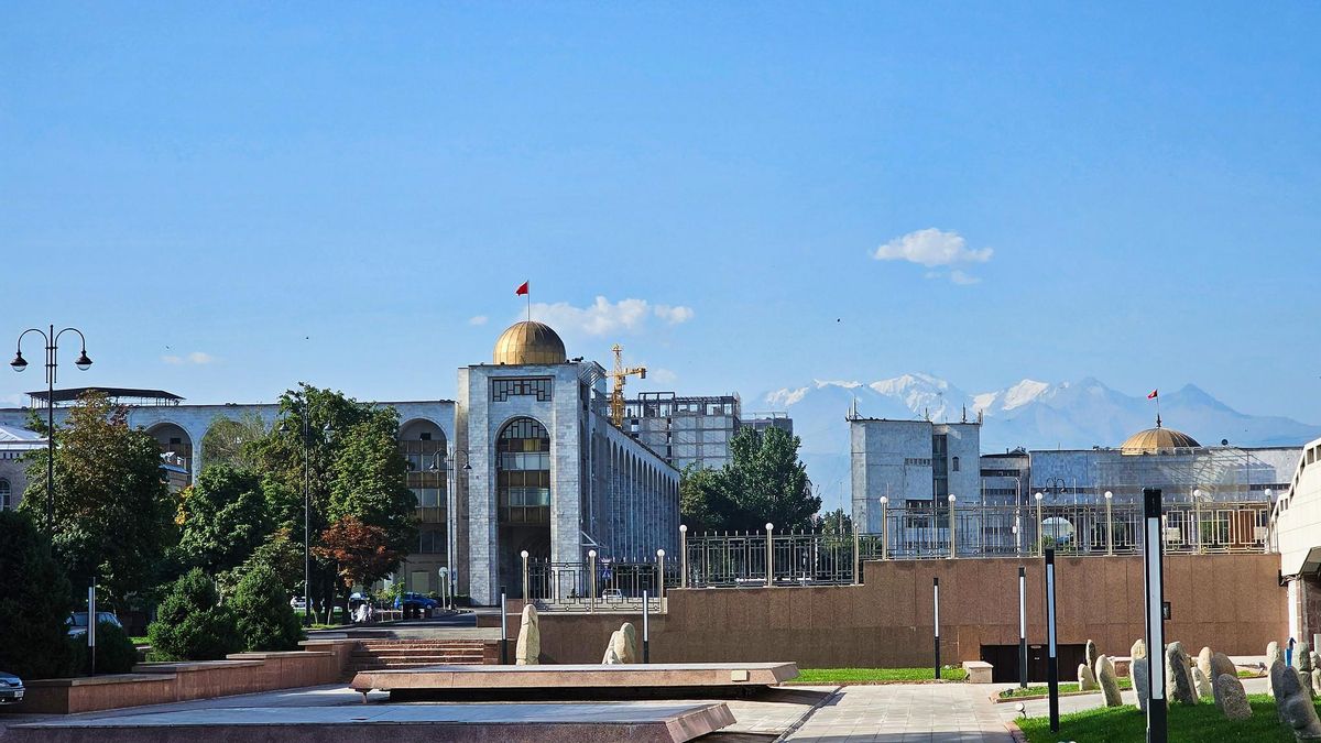 Postal de Bishkek. La capital de Kirguistán es una mezcla de ciudad chata con muchos restos de la época soviética.