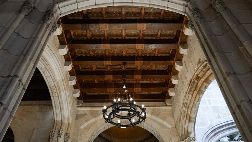 El techo restaurado. Encima tiene el Saló de Cent. A la derecha de la imagen se aprecia el patio interior del consistorio