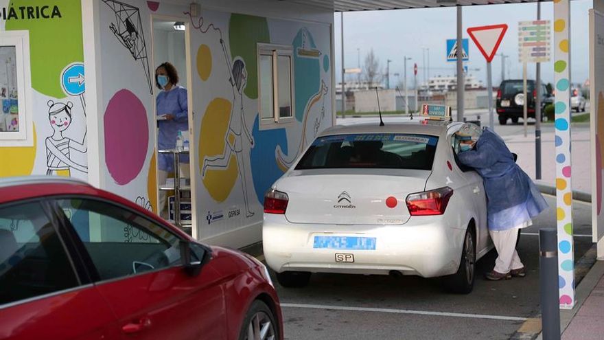 Personal sanitario toma pruebas de diagnóstico de infección de la COVID-19 en el autocovid de pediatría en el exterior del Hospital Universitario Central de Asturias (HUCA).