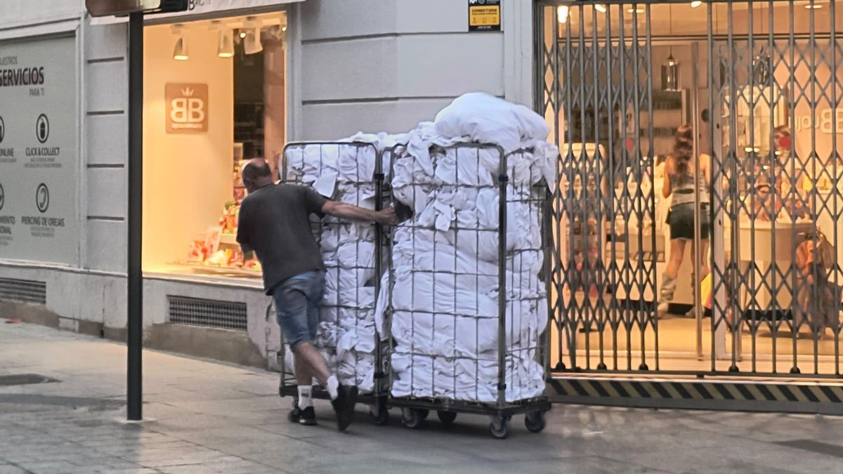 A lavar la ropa de apartamentos turísticos.