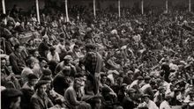 Los prisioneros abarrotan el campo de concentración habilitado en la plaza de toros de Santander (Biblioteca Nacional de España)