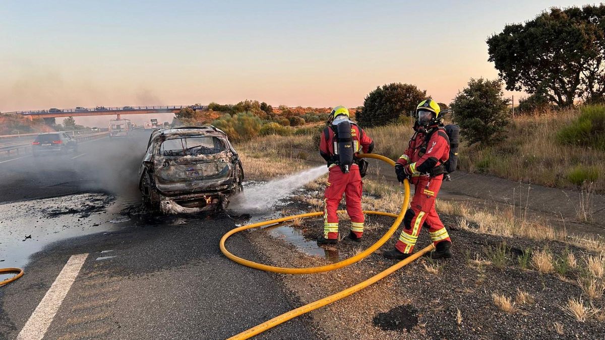Arde un coche en la autovía León-Benavente y resultan ilesos sus siete ocupantes