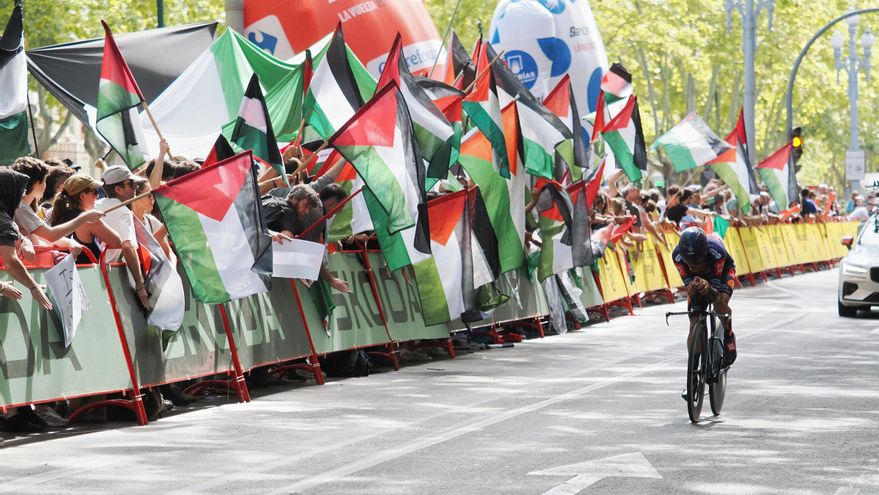 Numerosas banderas de Palestina al paso de un ciclista durante la contrarreloj de este jueves en Valladolid.