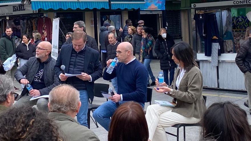 De izquierda a derecha, el mimbro de Vox en L'Hospitalet de Llobregat (Barcelona), Francisco González, el portavoz en el Parlament Joan Garriga, el portavoz nacional Jorge Buxadé y la diputada en el Parlament Mónica Lora