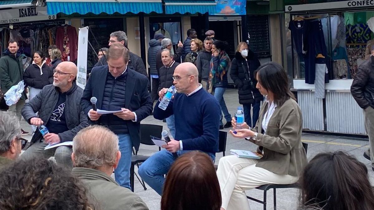 De izquierda a derecha, el mimbro de Vox en L'Hospitalet de Llobregat (Barcelona), Francisco González, el portavoz en el Parlament Joan Garriga, el portavoz nacional Jorge Buxadé y la diputada en el Parlament Mónica Lora