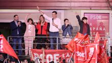 Sánchez celebra el triunfo del PSOE mientras la militancia responde: "Con Rivera, no"