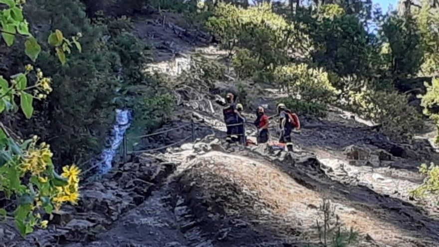 Otro momento del rescate del senderista, este martes, en la zona de Marcos y Cordero.