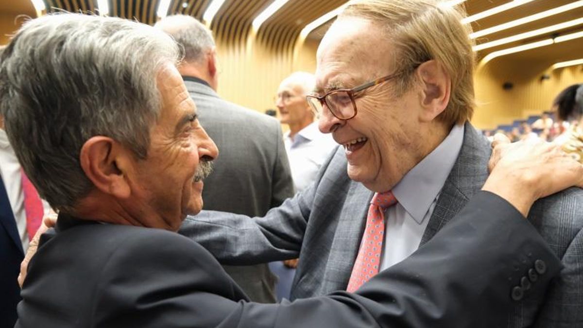 Archivo - Foto de archivo. El presidente de Cantabria, Miguel Ángel Revilla, y el economista Ramón Tamames