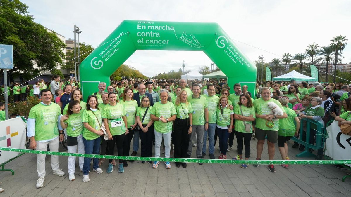 Autoridades en el inicio de la Marcha contra el Cáncer de AECC en Córdoba este domingo.