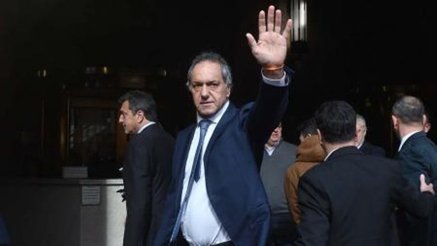 De Menem a Milei, de diputado a embajador, de motonauta VIP a alfil de la política: Scioli sigue en carrera