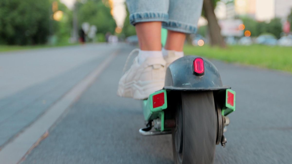 Astillero lanza una campaña para concienciar sobre el uso del patinete eléctrico: "No es un juguete, es un vehículo"