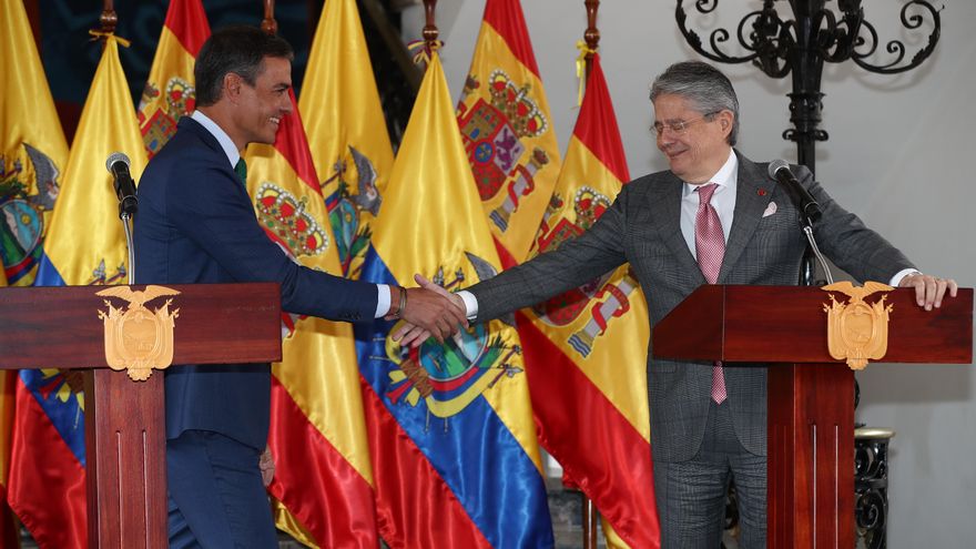 El presidente de Ecuador, Guillermo Lasso, fue registrado este jueves al recibir al presidente del Gobierno de España, Pedro Sánchez, en el Palacio de Gobierno, en Quito (Ecuador). EFE/José Jácome