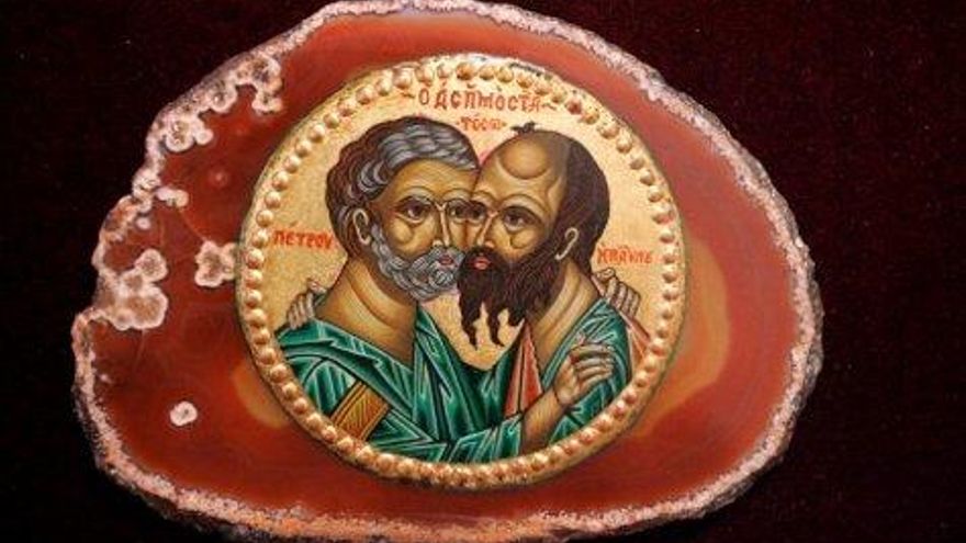 Carlos S. Campillo/Ical. Exposición ‘Iconos Religiosos sobre piedra’ de Kristio Nikolov. En la imagen, la obra "El abrazo de San Pedro y San Pablo"