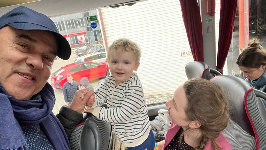 Jiménez Ifergan en la frontera de Ucrania en el autobús con refugiados.