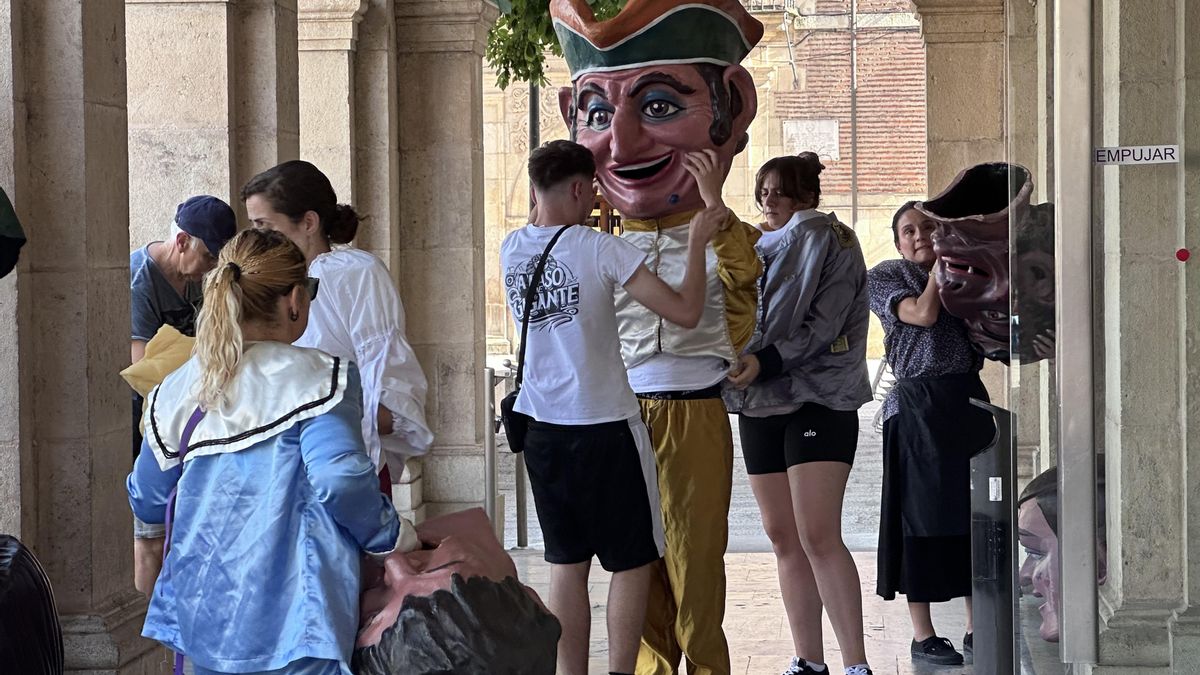 Detrás de los gigantes y cabezudos de León: 40 personas mantienen viva una de las tradiciones más queridas de San Juan