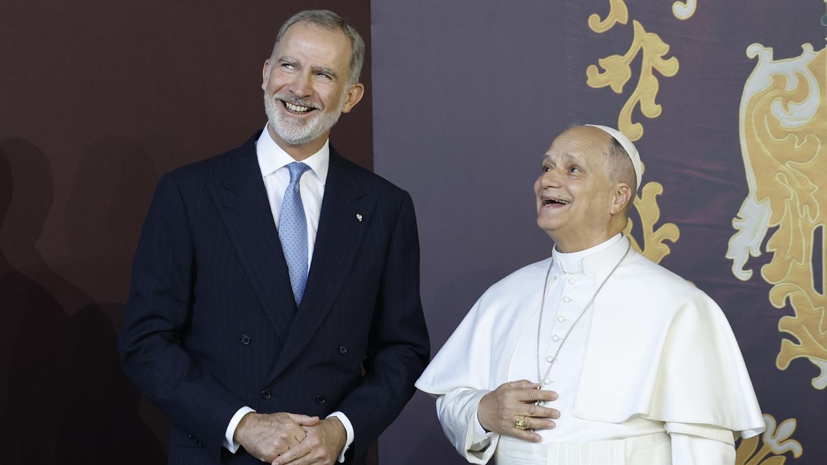 El papa León XIV conversa con el rey Felipe VI tras firmar en el libro de honor en el Ayuntamiento de Madrid antes del comienzo de la misa este domingo en Madrid.