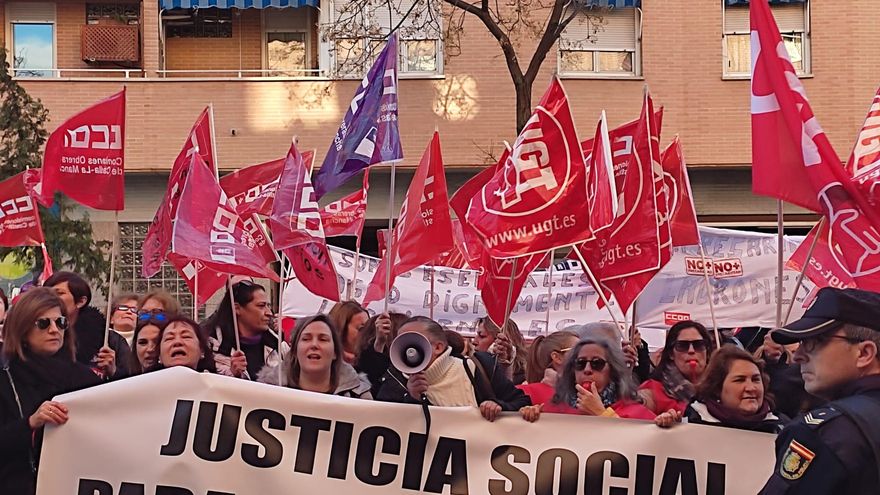 La protesta de las trabajadoras de Limpieza sigue en la calle “hasta que consigamos salarios decentes”