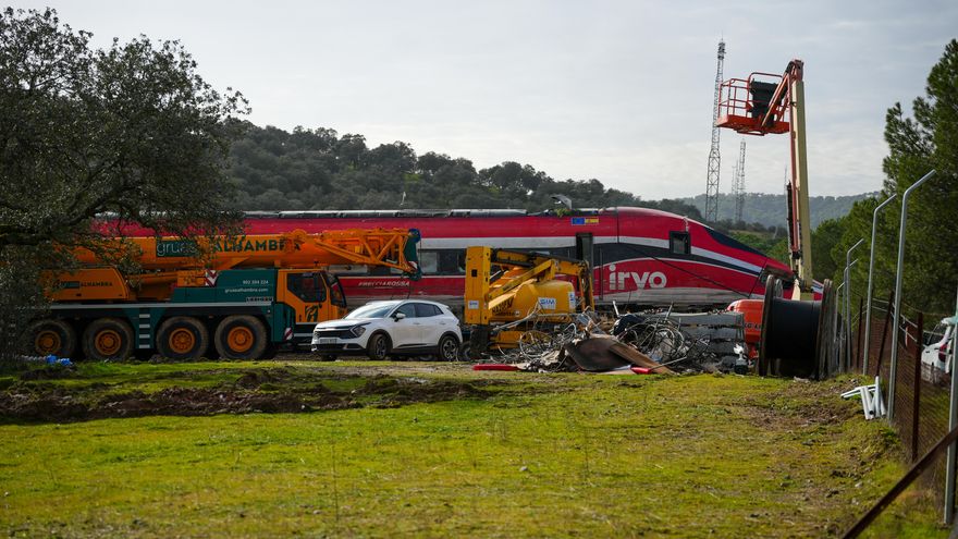 Trabajos de rescate de los convoyes del tren Iryo accidentado en la zona del suceso en Adamuz (Córdoba).