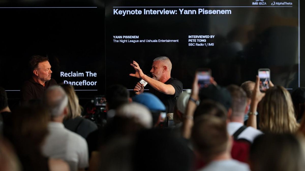 Pete Tong escucha a Yann Pissenem en un momento de la charla celebrada en el hotel Mondrian de Cala Llonga, sede del IMS.