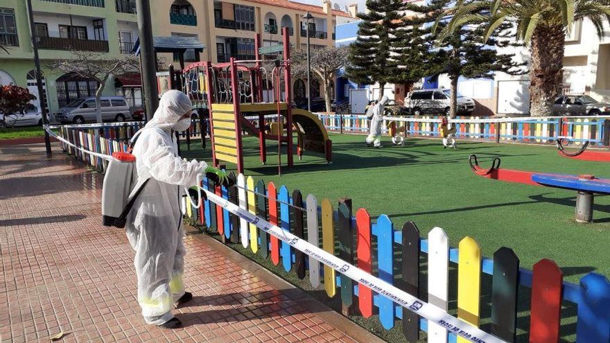 Un trabajador desinfecta un parque en Alcalá.