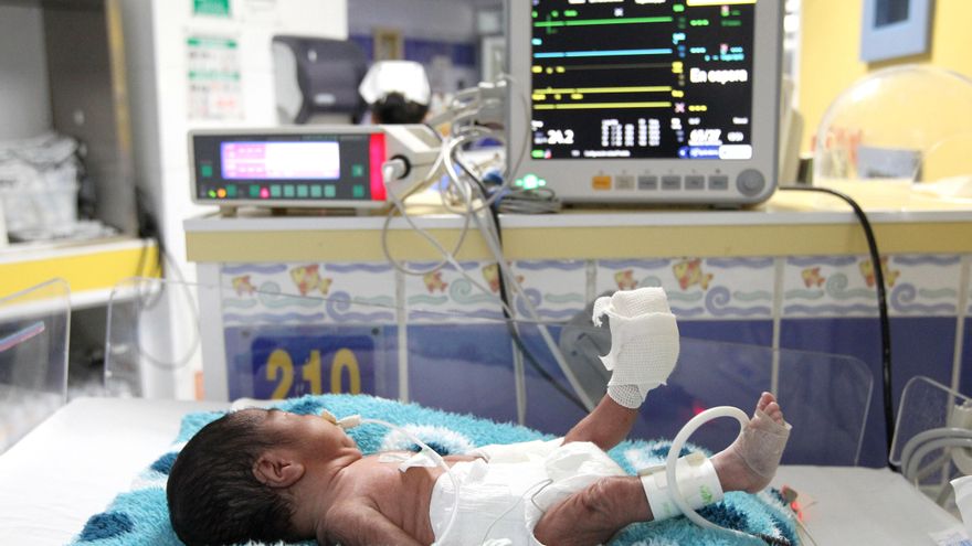 Recién nacidos con patologías sin apenas supervisión y noches con una enfermera para reanimarlos a todos en La Paz