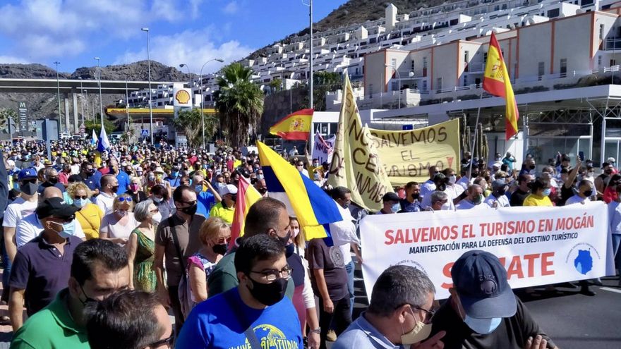 Manifestación en Mogán por el desalojo de los migrantes de los hoteles del municipio