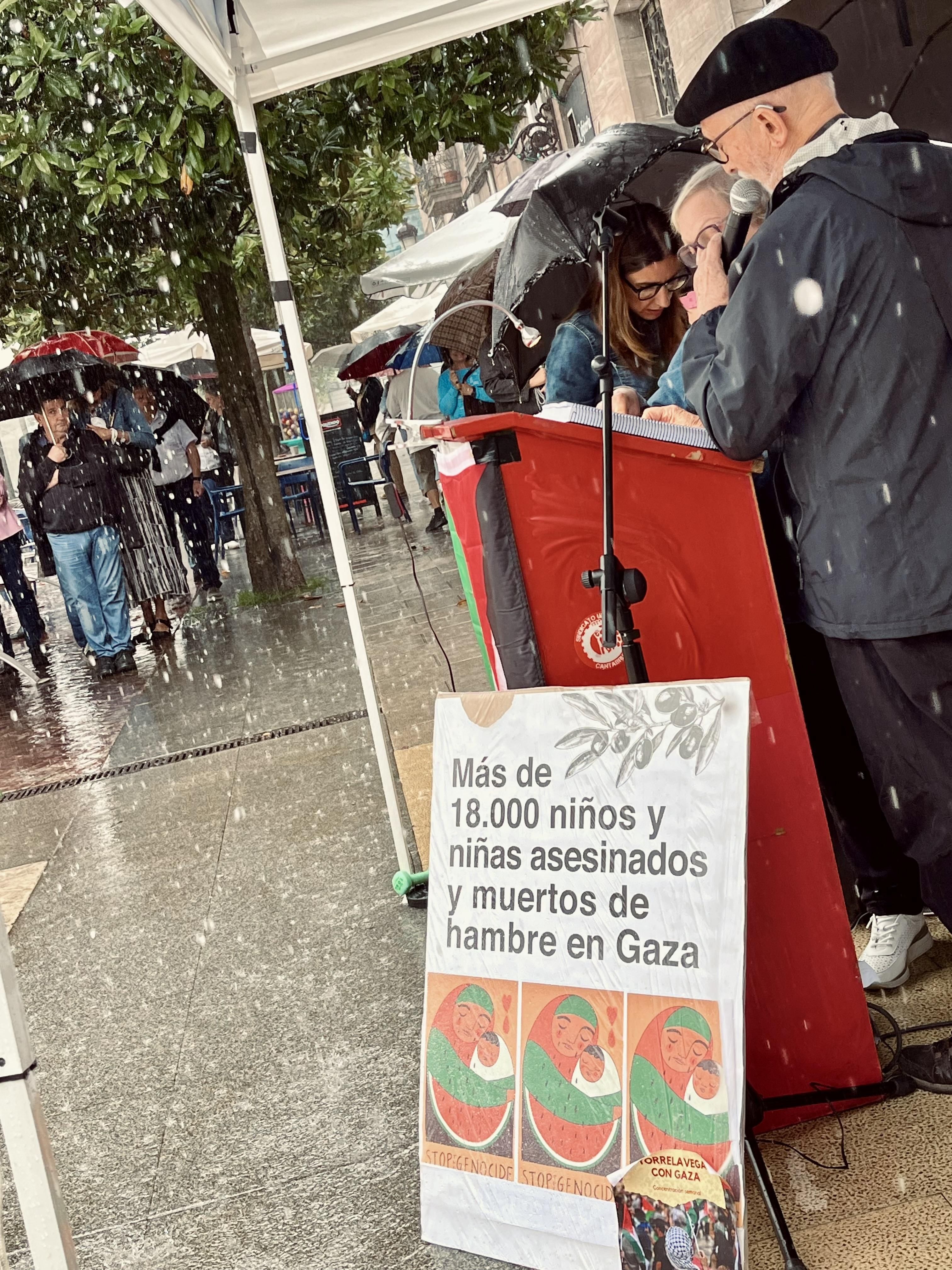 Docentes cántabros leen en Torrelavega los nombres de los miles de niños asesinados por Israel en Gaza.