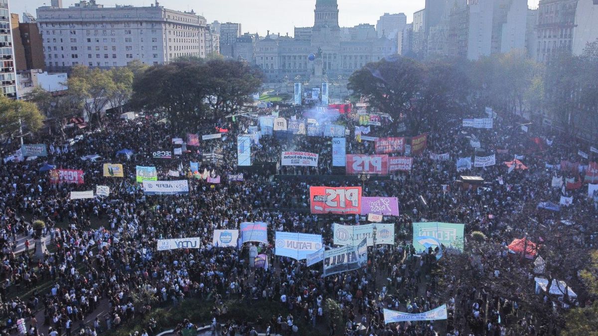 Una multitud marchó en defensa de la educación y la salud públicas.