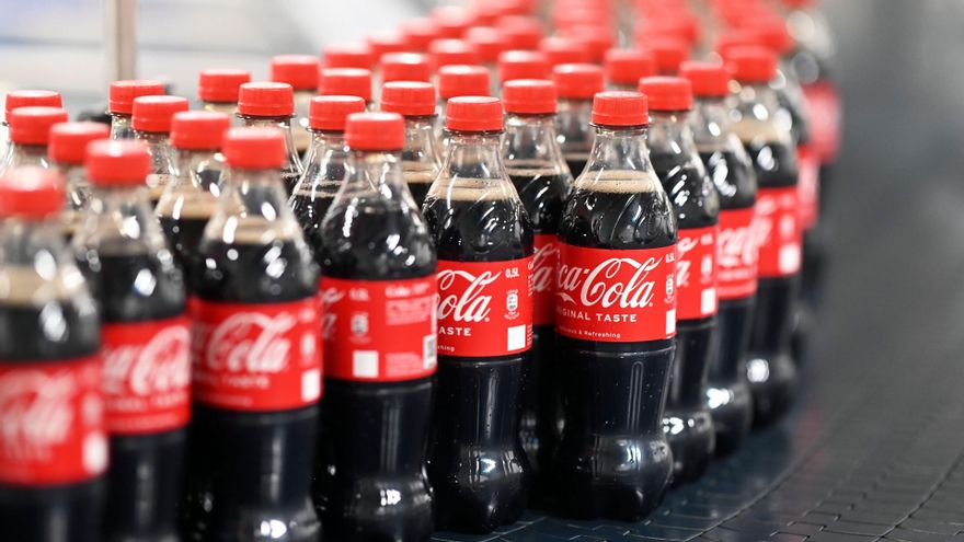 Coca-Cola, tras los aranceles de Trump: "Si el aluminio es más caro, pondremos énfasis en las botellas de plástico"