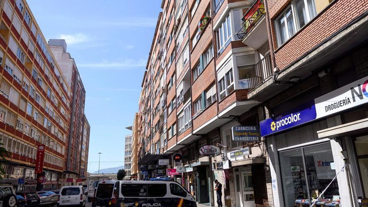 Policía Nacional en un edificio de Santander.